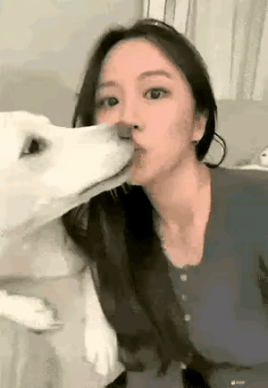 美女穿衣打扮时尚，你是缺爱了吗？和狗狗嘴对嘴亲吻，你不怕有传染病给你，哪个男同志