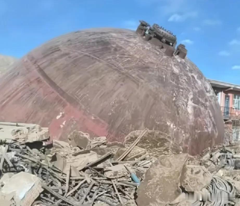 包钢这次动作，快得让人心里发毛。

昨晚刚响动，天没亮人就进去了。

全线停产，