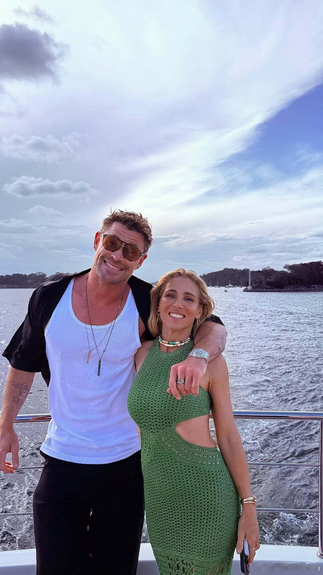 Chris Hemsworth克里斯海姆斯沃斯分享跨年照，还是和往年一样家人好友