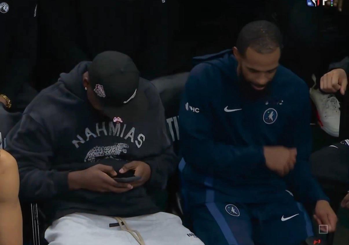 说了上课不让玩手机，要罚款的。爱德华兹你耍手机的样子跟你偶像真的一样一样的… 