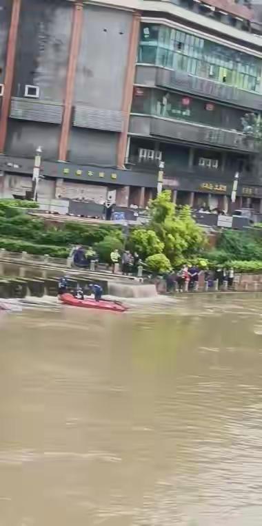 揪心！重庆永川8岁孩子落水失联，多队全力搜救从未停歇
 （个人观点仅供参考，无任