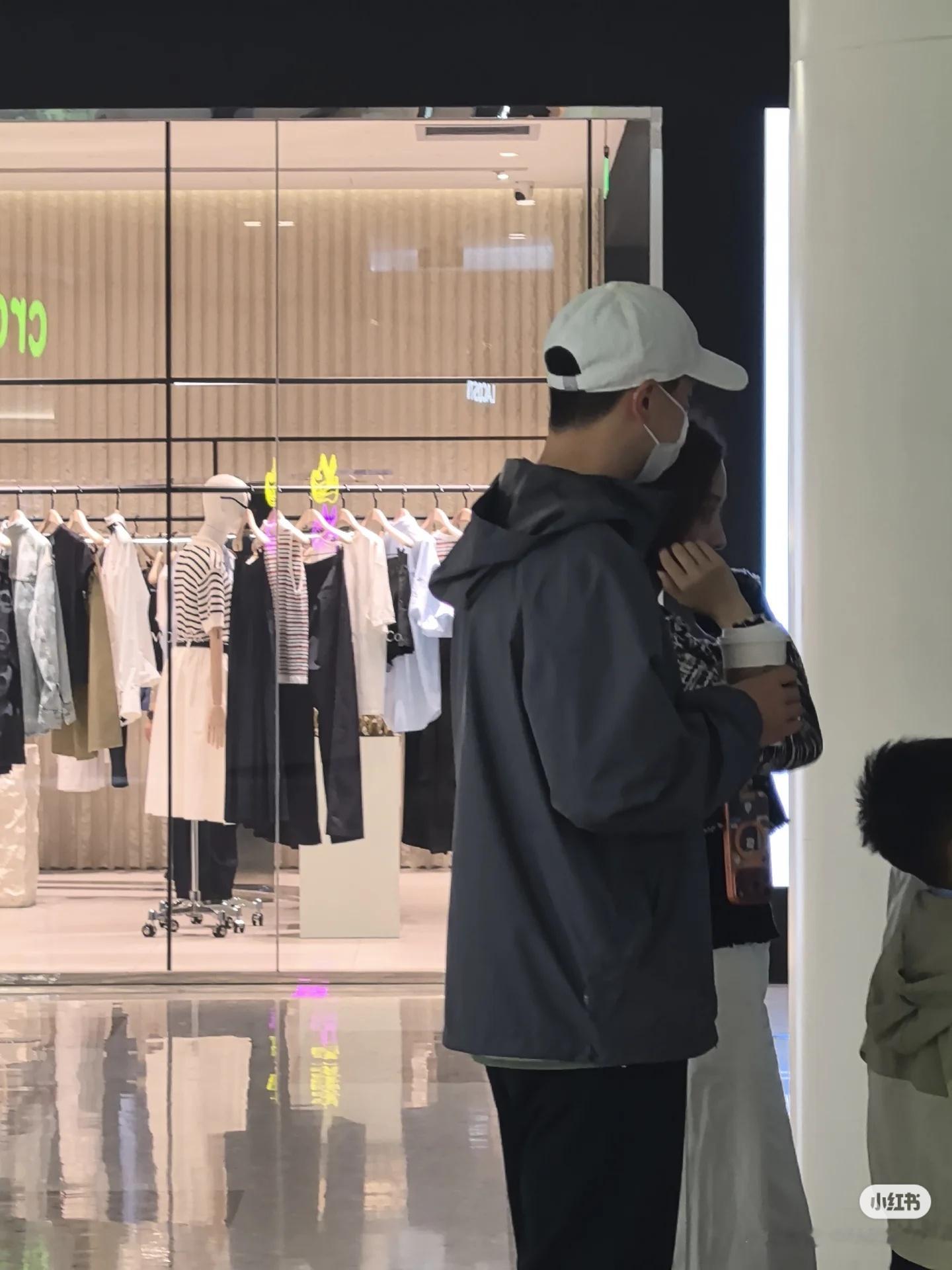 马龙戴这么严实被认出来了 