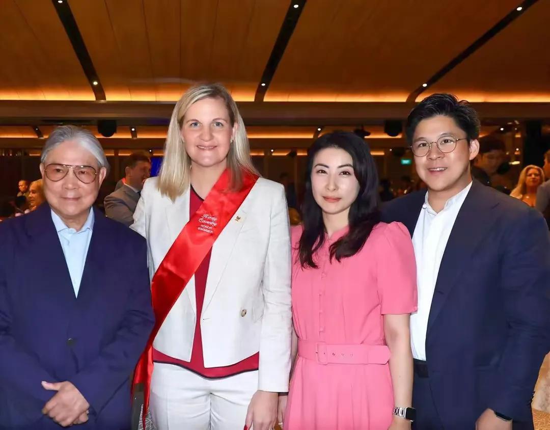 郭晶晶才是女中豪杰，女性的天花板！
7月28日，郭晶晶在新加坡再次获奖，
她身穿