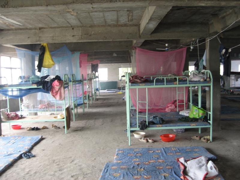 那个年代每个生产队都有办厂、运输公司和建筑队，还有大型拖拉机和收割机。一个礼拜每