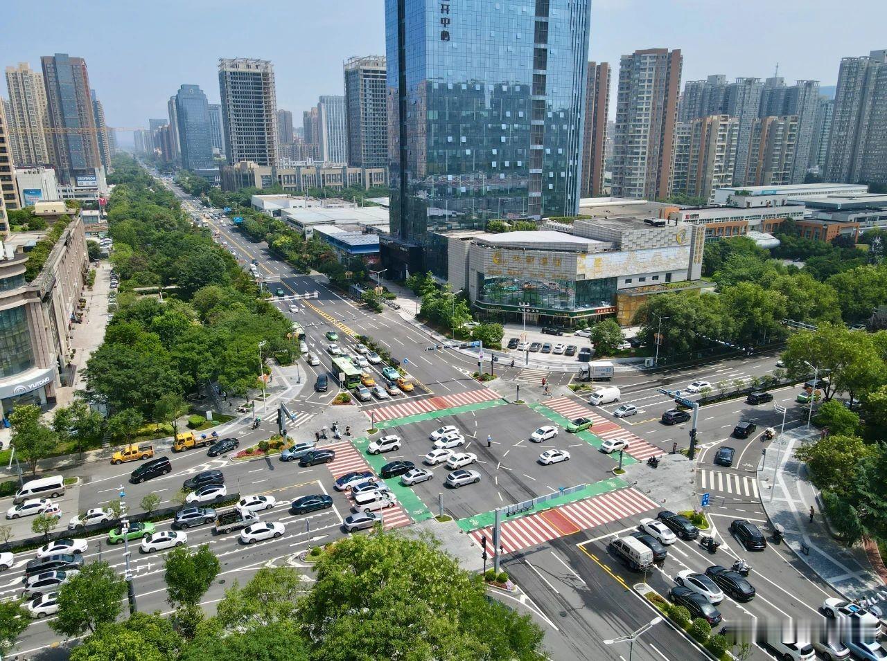 作为西安今年城市更新的重点项目，咸宁路与明光路两条道路的改造工程于近期完工。其中