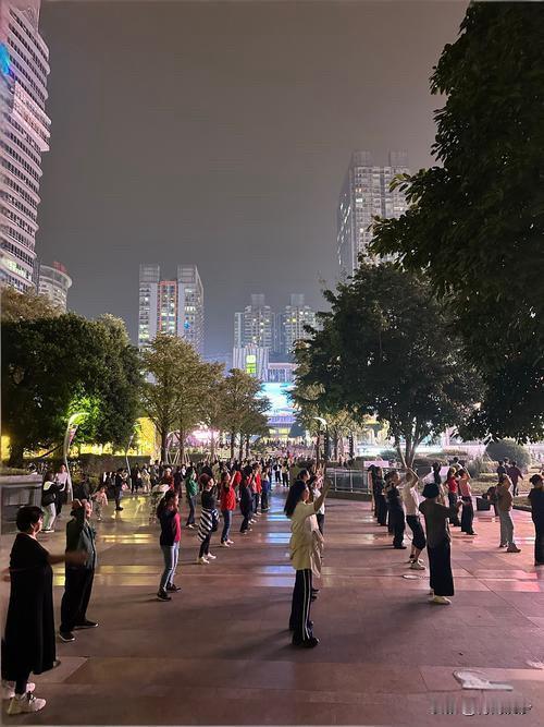 为什么很多中老年人迷恋广场舞？深夜的广场上，那重复的节奏背后，藏着怎样不为人知的