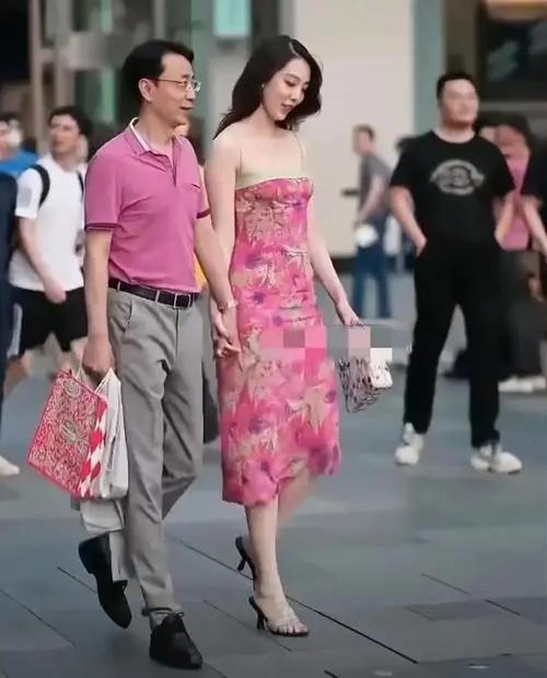 中石油高管小三裙迅速走红！据说售价高达12万元。
中石油高管牵手门出来后，中石油