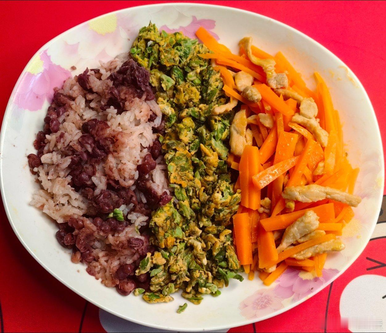 #这个问题吃什么# 午餐：红豆米饭，香椿芽炒鸡蛋，肉丝胡萝卜。早上买那一小把香椿