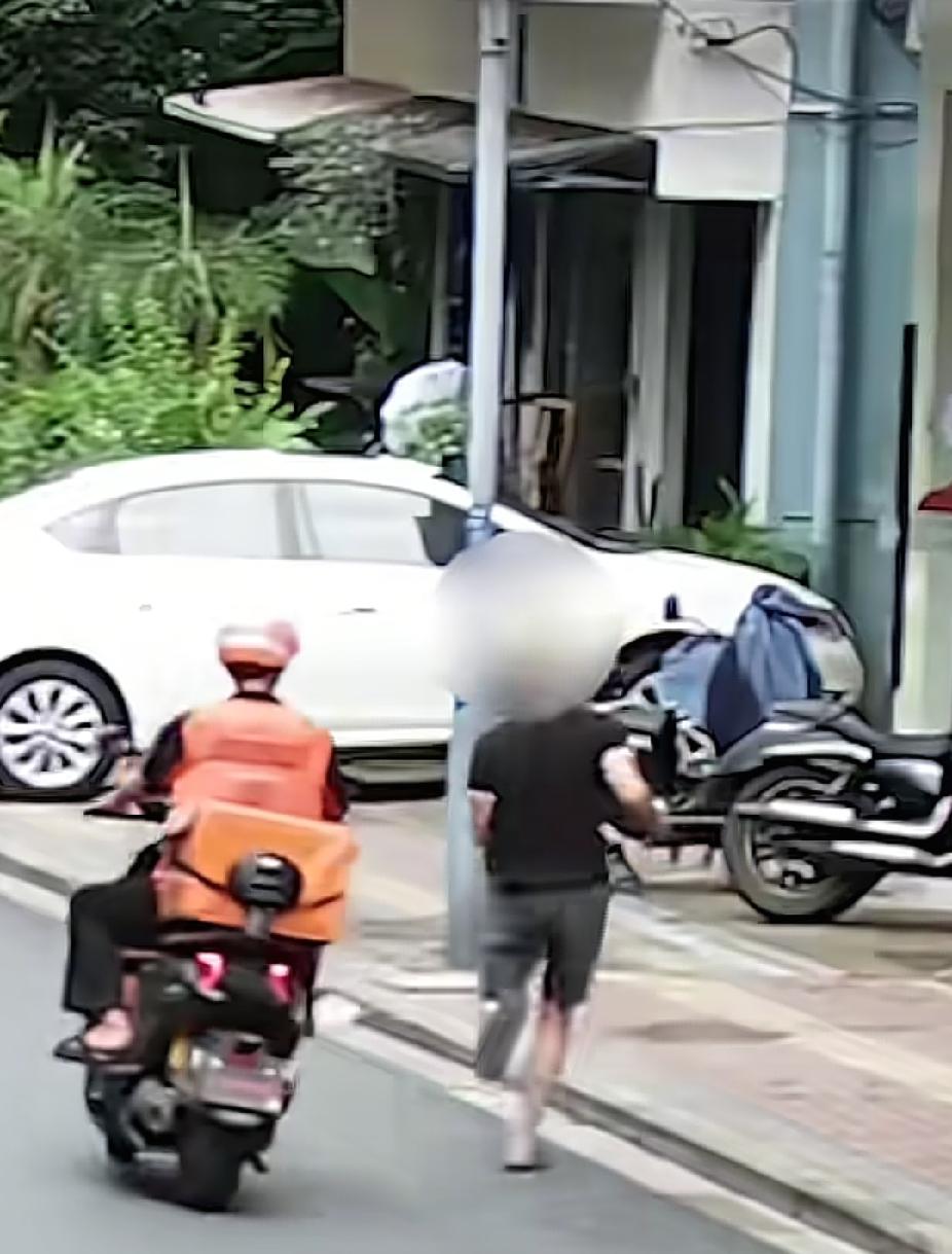 “外卖小哥上人民日报了”。听着是不是有些惊讶了，可这个外卖小哥还真的做到了。
