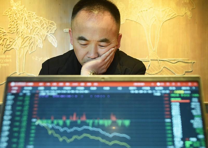 一位股民在5块的时候，买入8万股，花了40万本金，硬扛一年。等到股价涨到9块的时