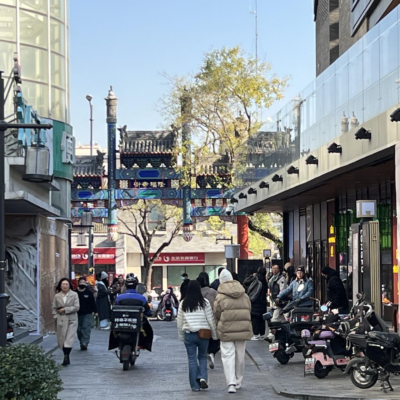 许多人对改造后的隆福寺很是失望，抱怨它少了烟火气。现在的隆福寺布局合理、设施完善