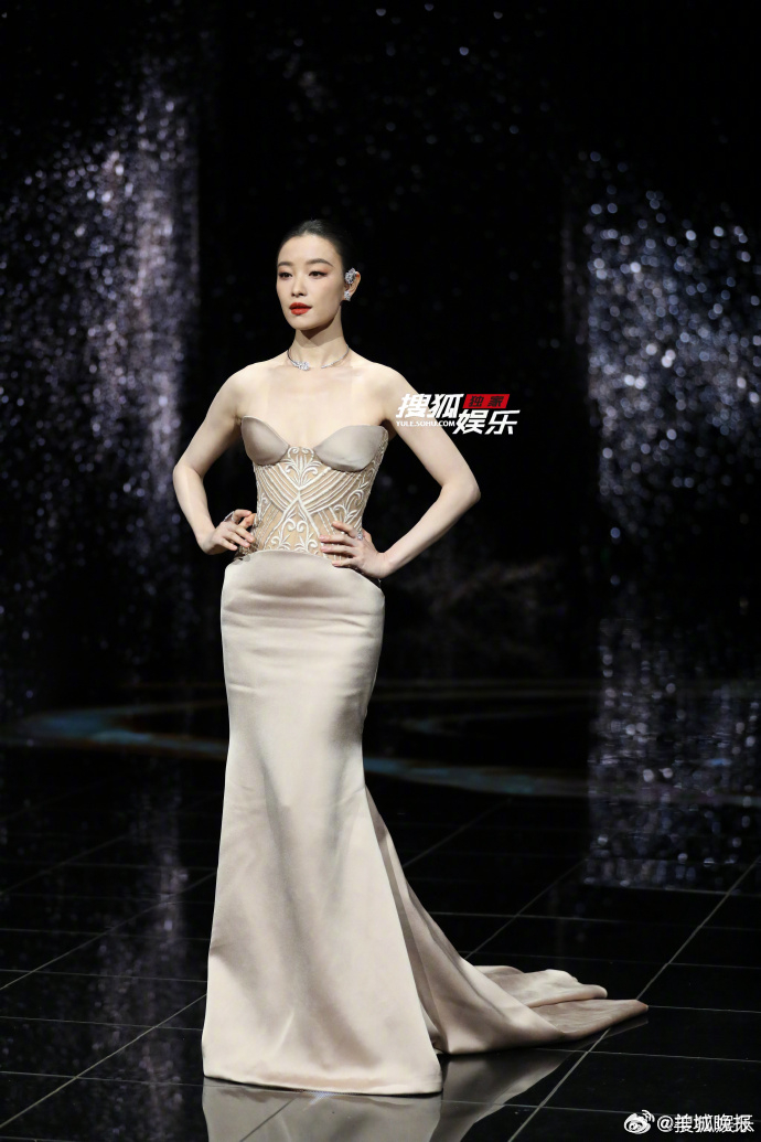 【女星现场出图，谁的妆造最惊艳你？】今日开启，清冷月光或是明艳玫瑰，总有一款是你