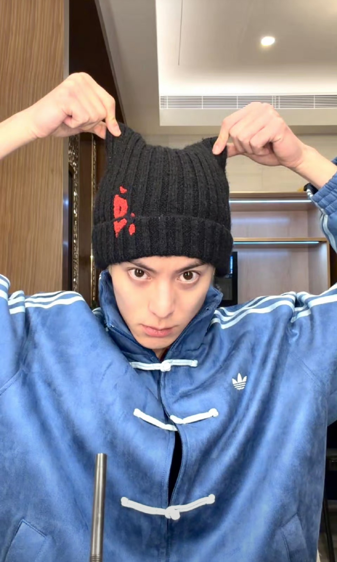 王鹤棣突然来了个直播，棣棣好可爱哈哈哈哈哈 而且这是素颜哦～ 