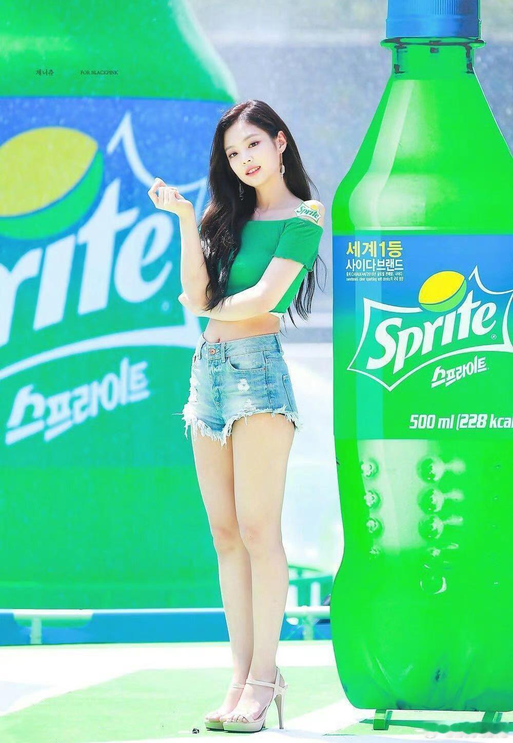 Jennie八年来都长一个样，jennie小猫继续逆龄生长下去吧～ 