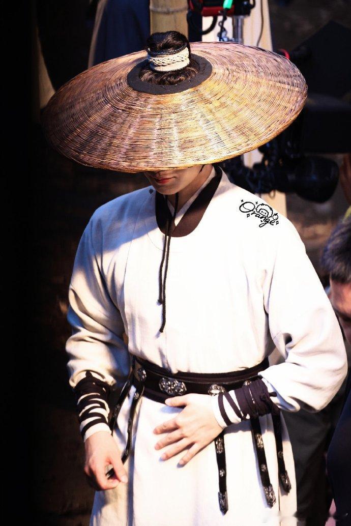 杨洋《#电视剧雨霖铃# 》路透白衣斗笠造型 江湖侠士具象化！ ​​​