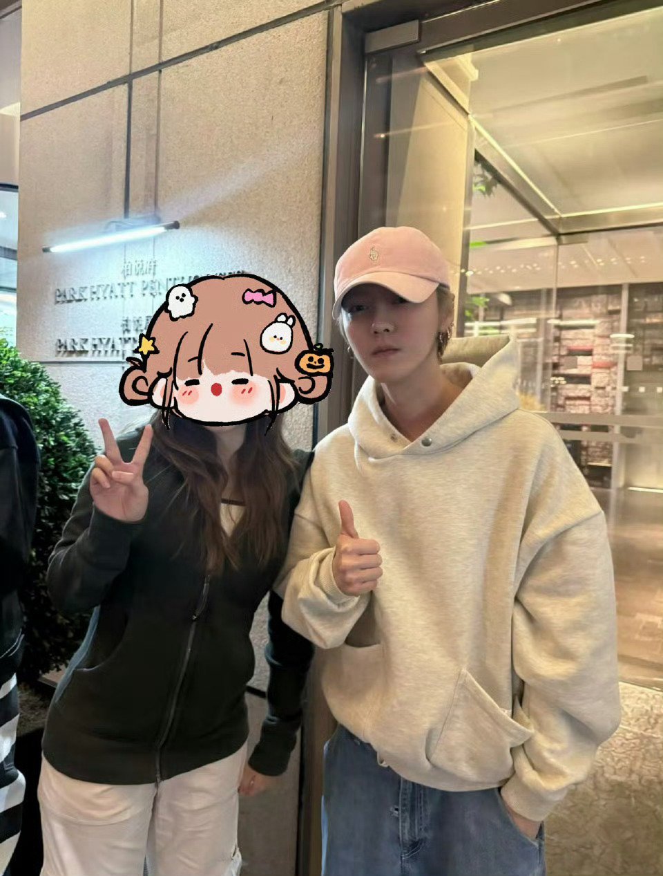 有网友晒和鹿晗的合照。 ​​​