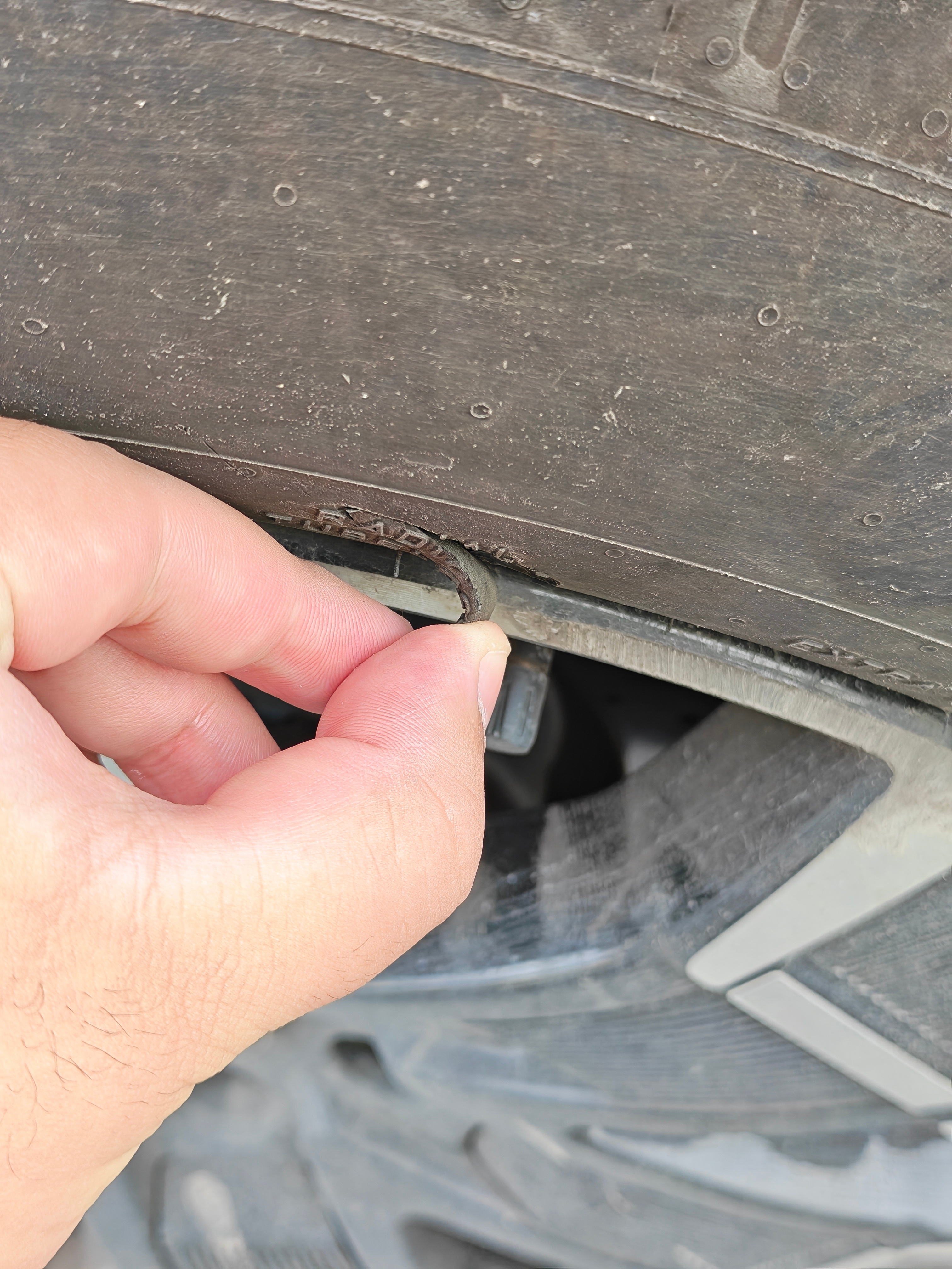 我朋友的豹8轮胎蹭了一下他问我能不能用502胶一下，会不会破我跟他说豹8 140