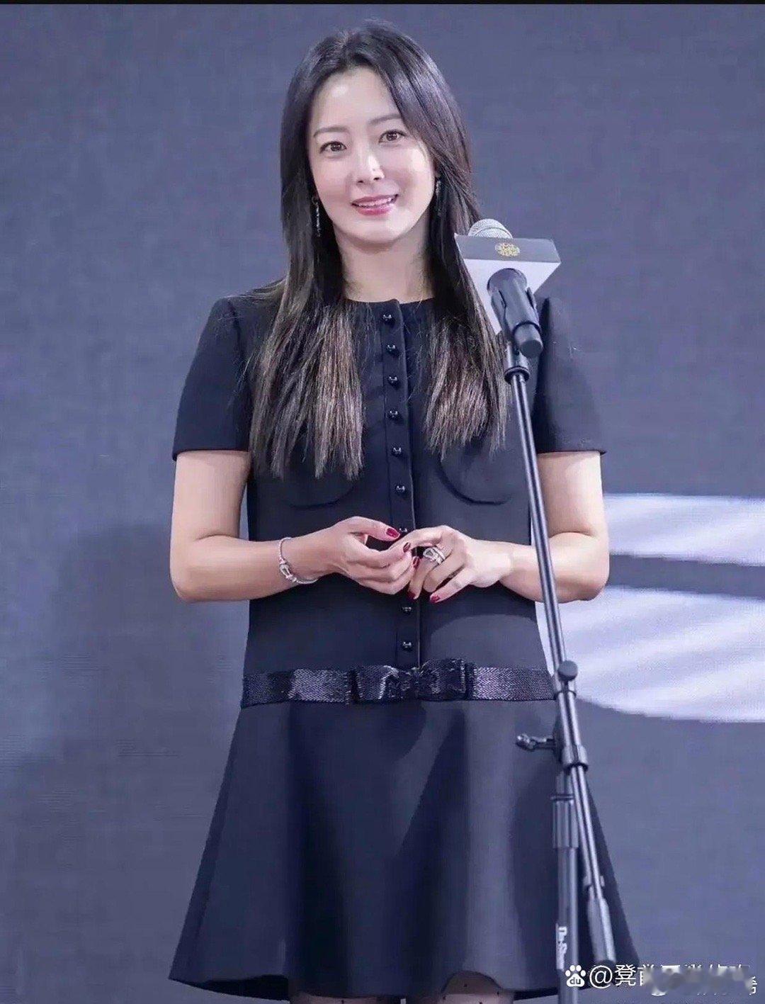 金喜善这女人旺夫，脸部没有发腮，手指也纤细 ​​​