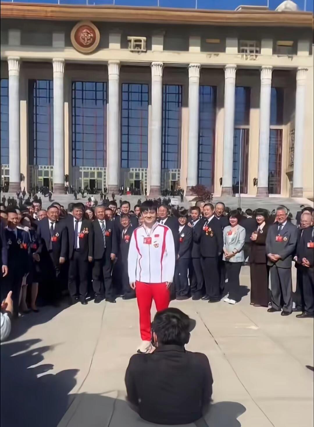樊振东还是感叹大场面不再站在一旁，自己就是王者，被剪掉的小孩子，现在是我们的精神