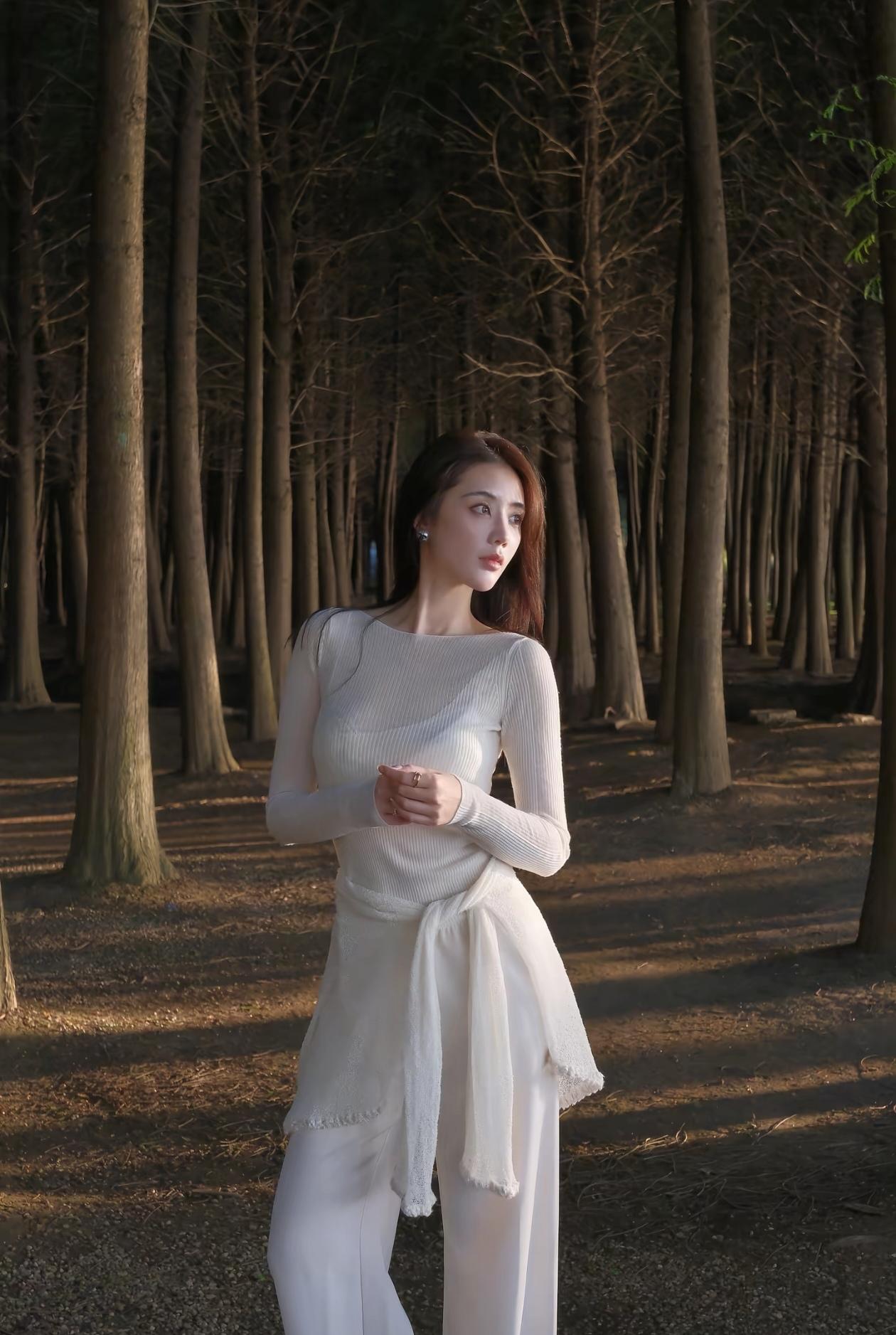 森林中的白衣仙子，静谧而优雅。