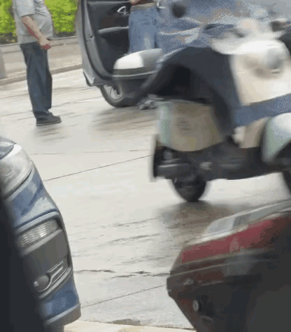 从这辆车的轮毂来看，这是一辆吉利星愿，希望这位女司机没有事……开车的时候慢一些。