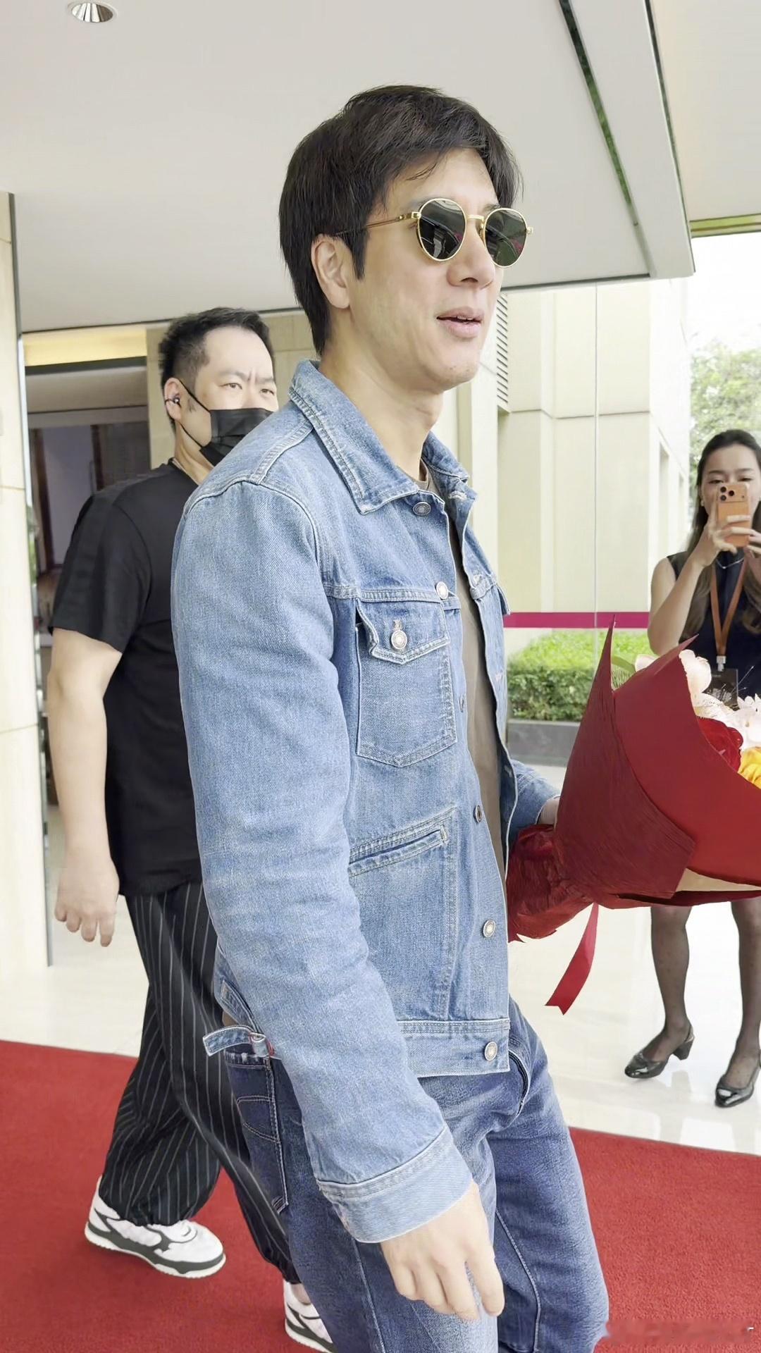 啊啊啊啊来见王力宏 啦！感谢邀请～期待一会发布会现场见！王力宏惊呼闪充改变世界王