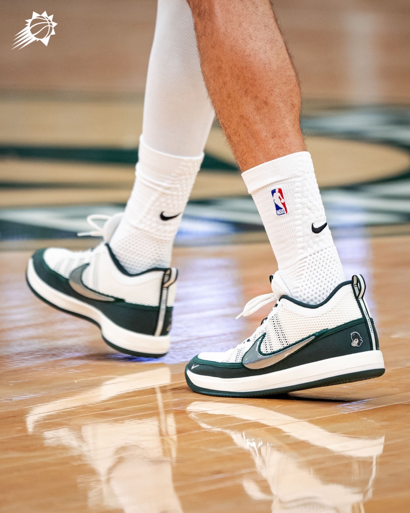 德文布克今日27分7助攻5篮板1抢断，上脚的Book 2 密歇根州立大学 PE 