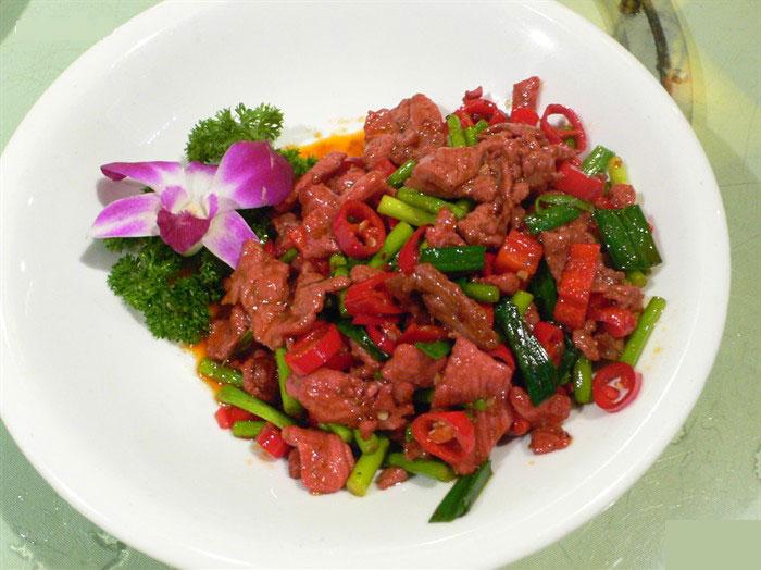 为啥饭店里的牛肉滑嫩适口，你自己一炒却老得像干柴棍？其实诀窍不在刀工，也不在火候