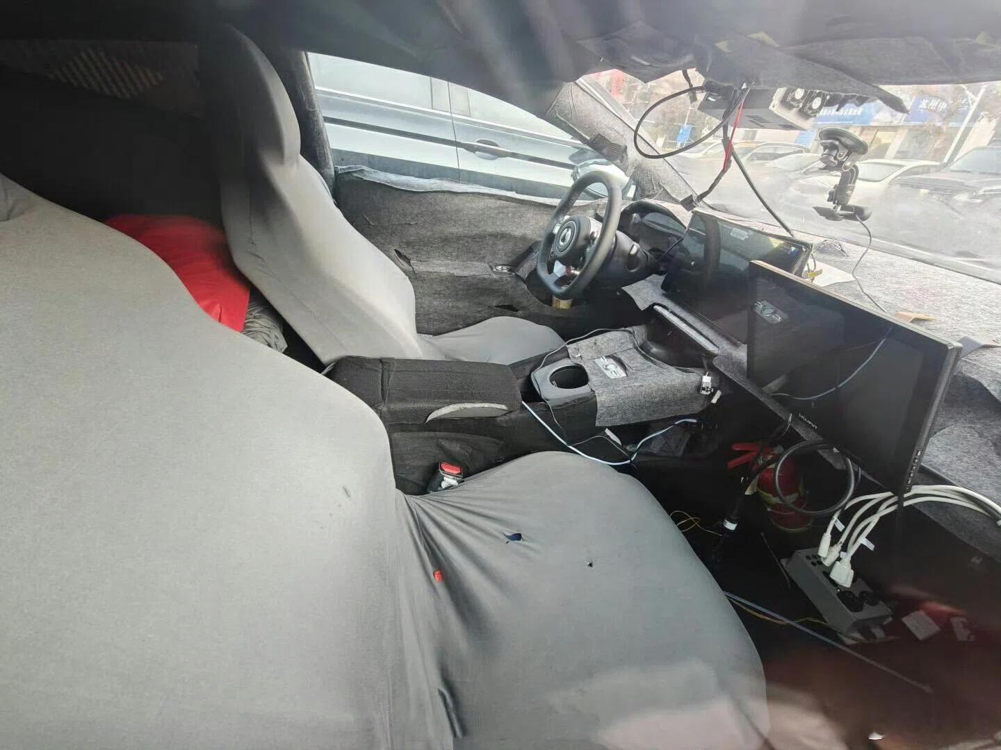 看起来应该是腾势Z，仍然保留着先前风格的伪装，内饰部分目前遮得还比较严实看不出太