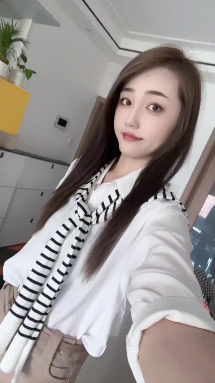 在乎你的人  风吹草动都心疼  不在乎你的人  狂风暴雨也无声