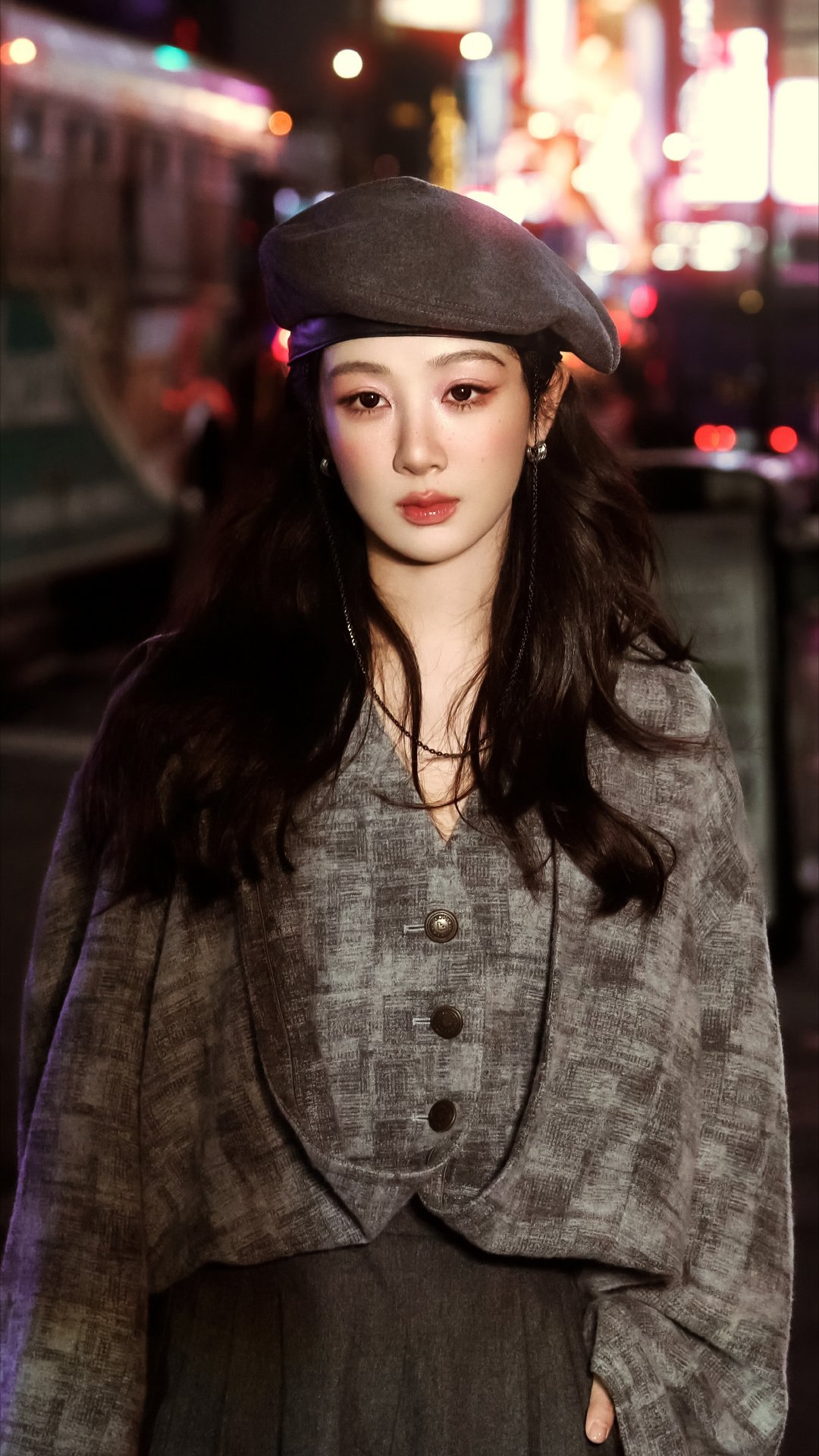 杨紫杨紫杨紫董竹君yz杨紫玉兰花开君再来故地重游打卡千年古树，收获藏袍礼物。爱意