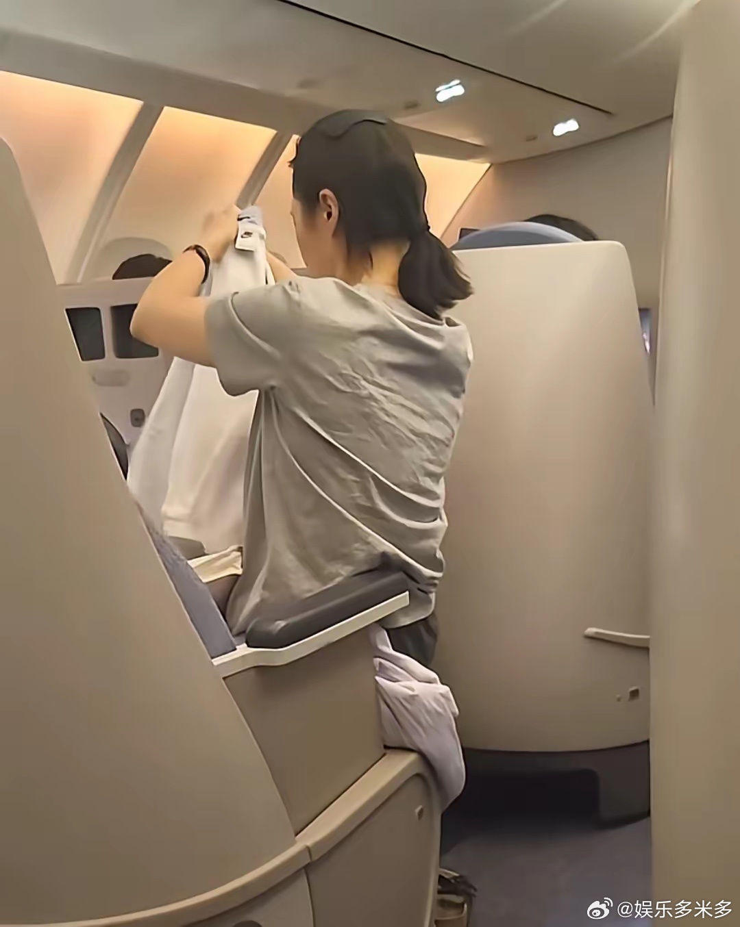 陈建斌两口子从纽约回北京的飞机上被拍着了。蒋勤勤没化妆，一脸倦容，九岁的小儿子陪