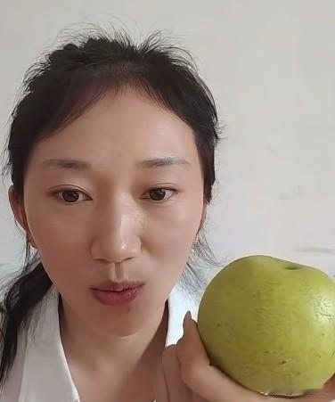 林丽确实是个知恩图报的人，她现在基本上每天都在帮婶婶家卖梨，就冲婶婶说她是个不错