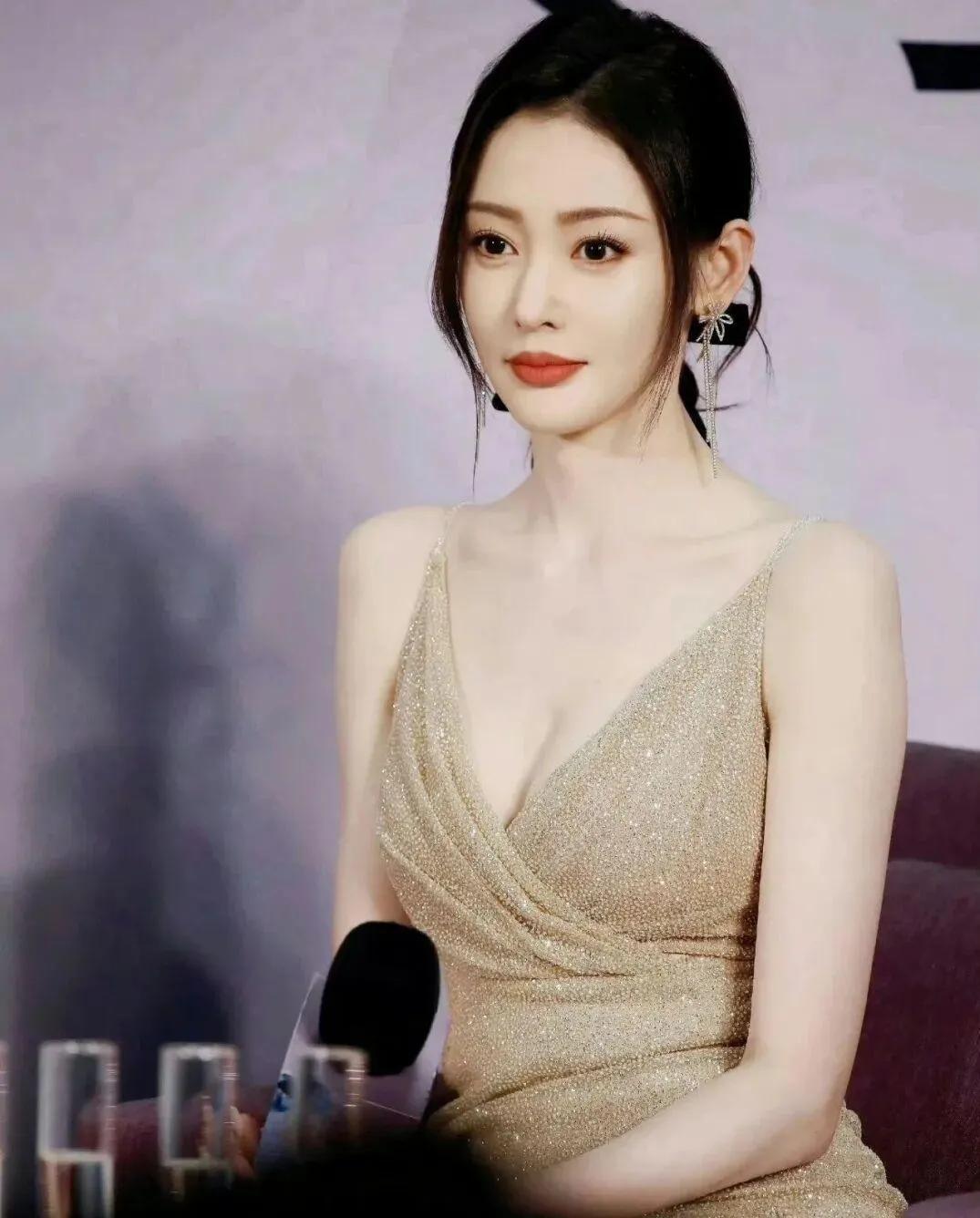 张天爱这组图真的美到失语！香槟金细闪吊带裙把肤色衬得又白又透亮，深V+收腰设计完