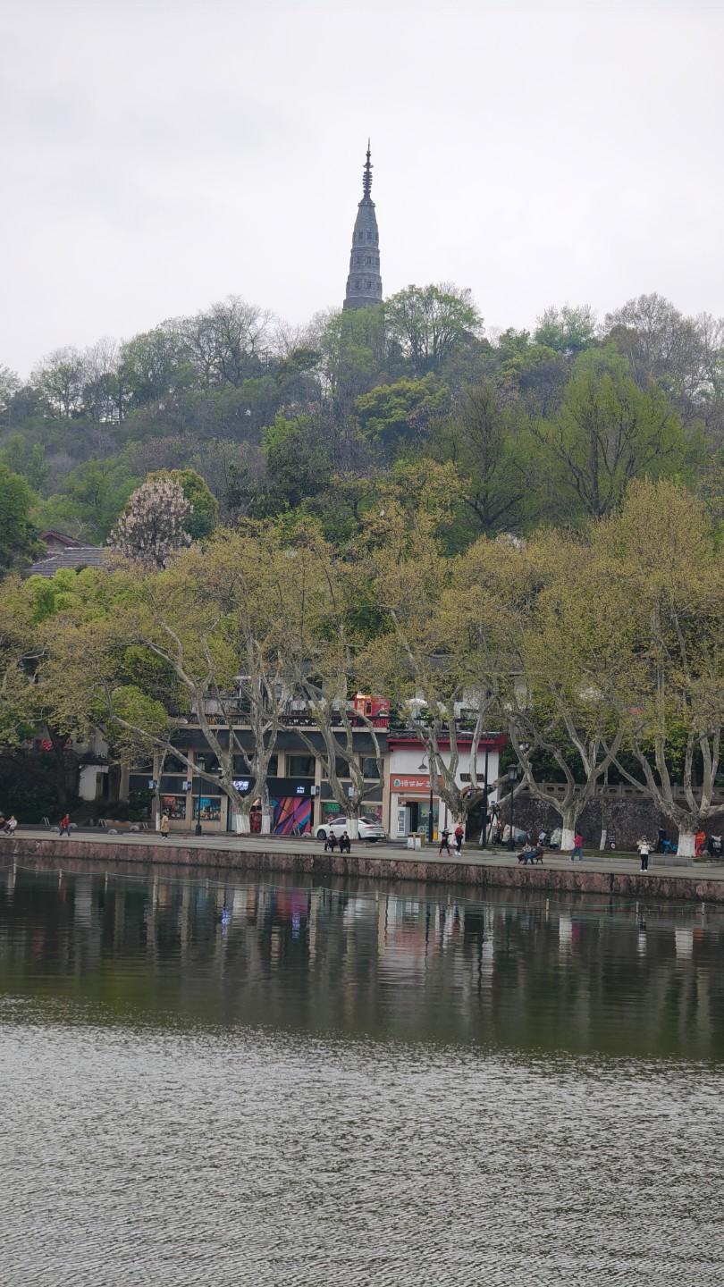 发一张图证明你去过西湖你这里说的西湖我都搞不清你说的是惠州西湖还是杭州西湖？下面