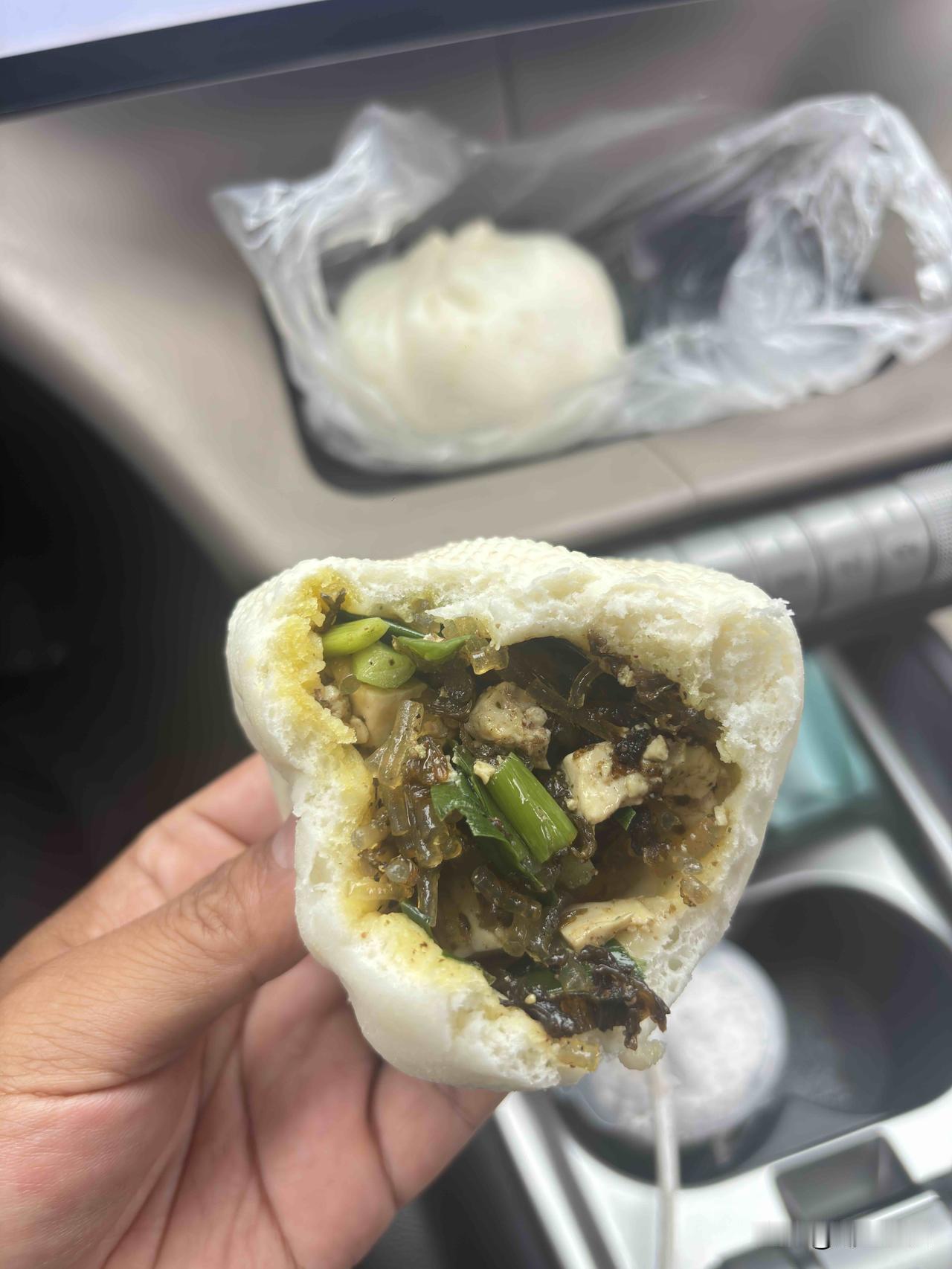 早上在西安吃的白水包子，最爱吃的就是豆腐包子了，这个包子的豆腐，是白水县当地的豆
