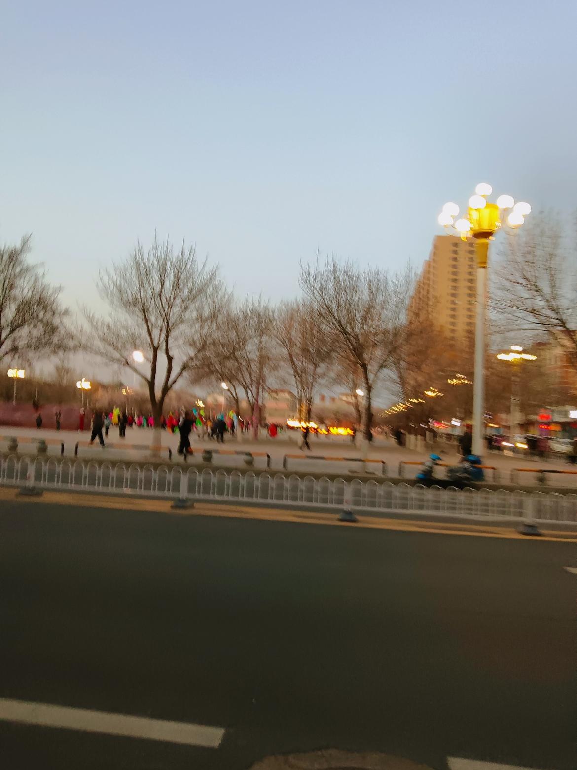 黄昏时分，漫步在灯火阑珊的街头，感受城市的宁静与繁华。