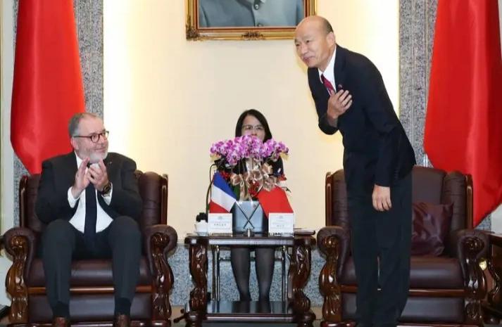 韩兔子在欧洲跪舔的高潮时，是美国庞大的代表团在中国；而在立法院弹劾“赖无德”时，