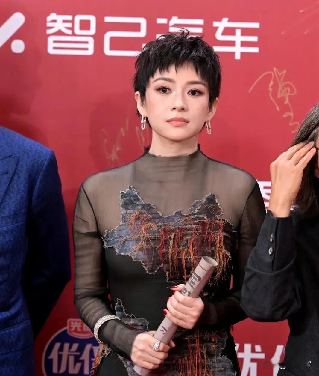 汪峰这个操作，真的让人很看不懂啊？

自从和章子怡离婚后，他多次接受采访，大谈自
