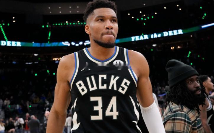 根据名记Shams报道:雄鹿球星字母哥透露自己遭遇右小腿拉伤，预计缺席4至6周。