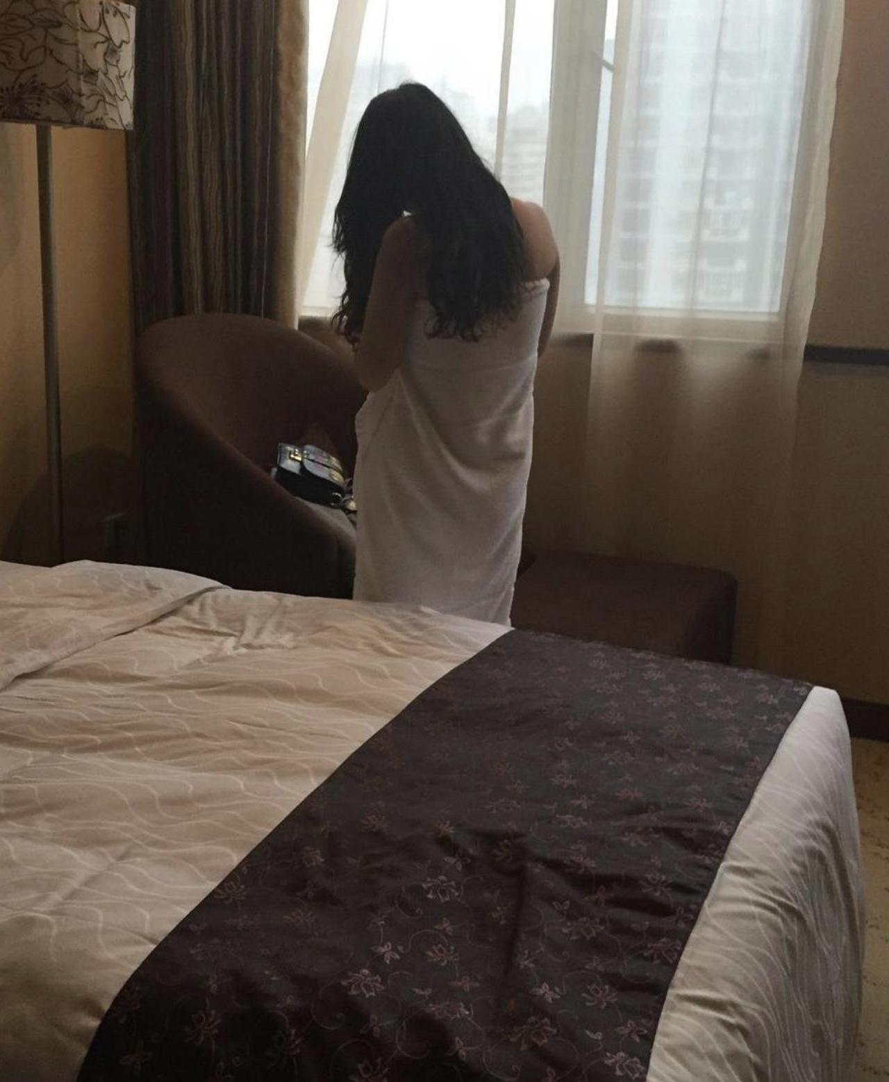 福州一个出差女孩的遭遇，真的把我气到睡不着，她住酒店半个月，半夜睁开眼，床边竟然