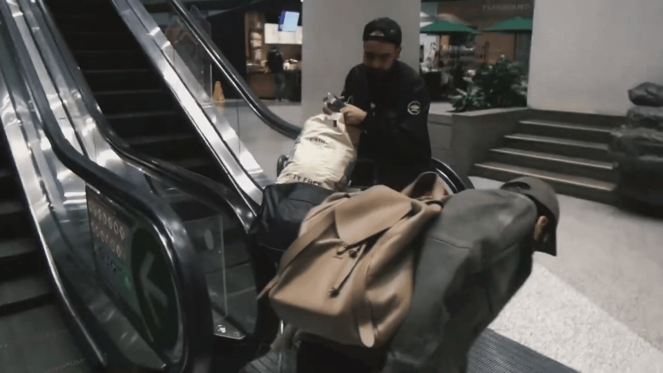 曾舜晞机场帮路人扶行李箱 扶梯口箱子倒了，曾舜晞已经走出几步远，回头看见又快步回