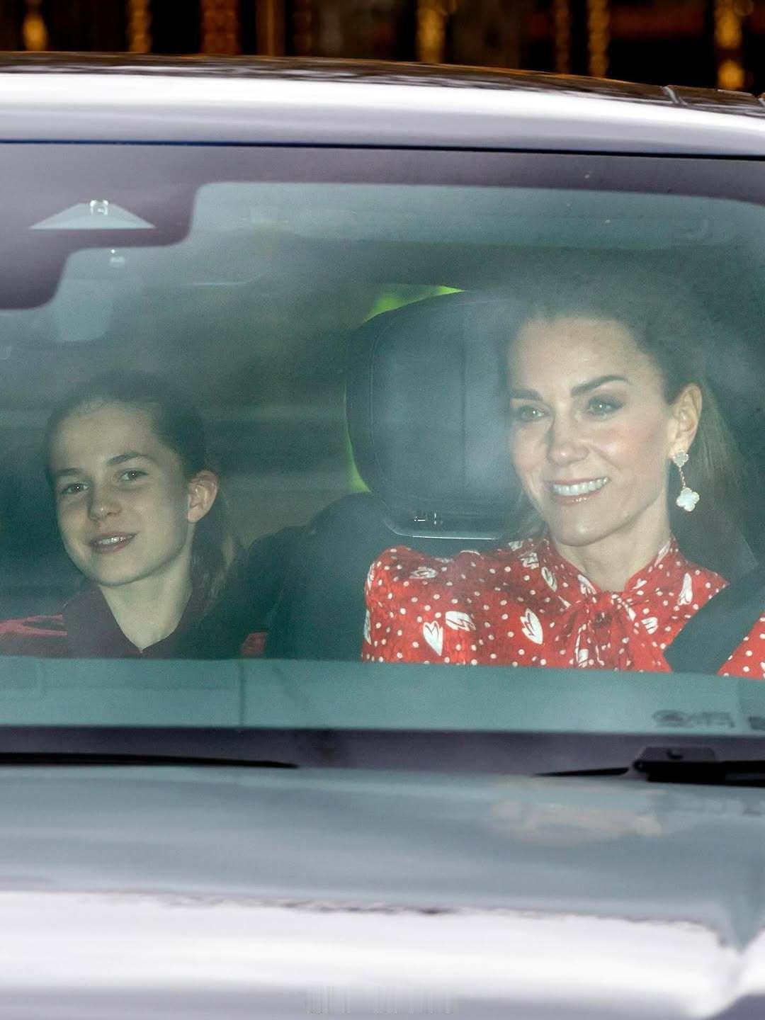 凯特王妃  今天威尔士亲王夫妇被拍到带着孩子们和Maria Teresa Tur