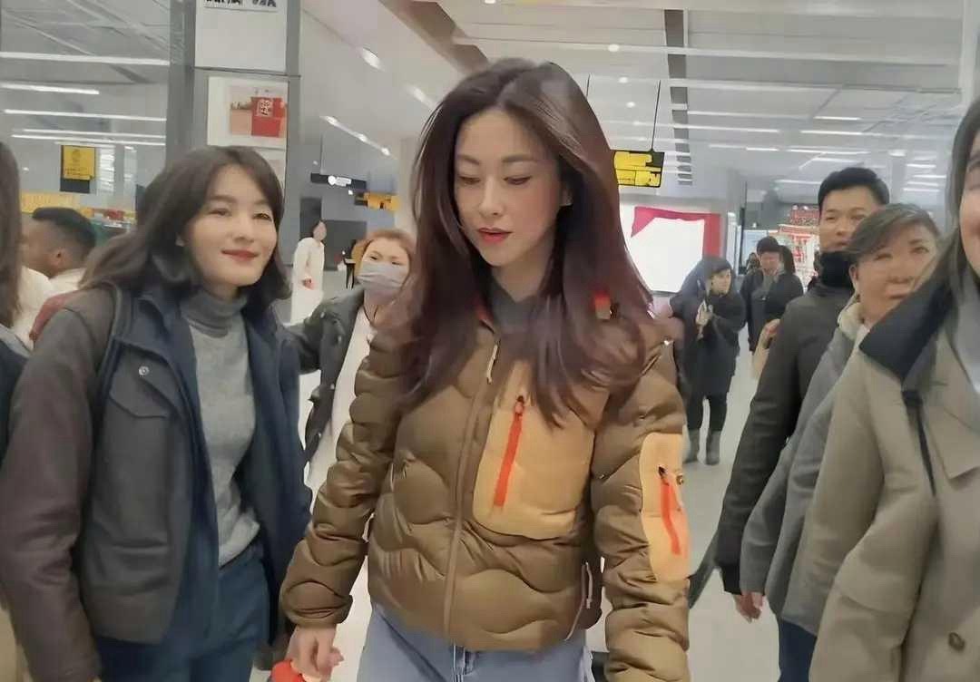 朱珠身上的这件羽绒服，据说售价1万8千，你们觉得好看吗？ 