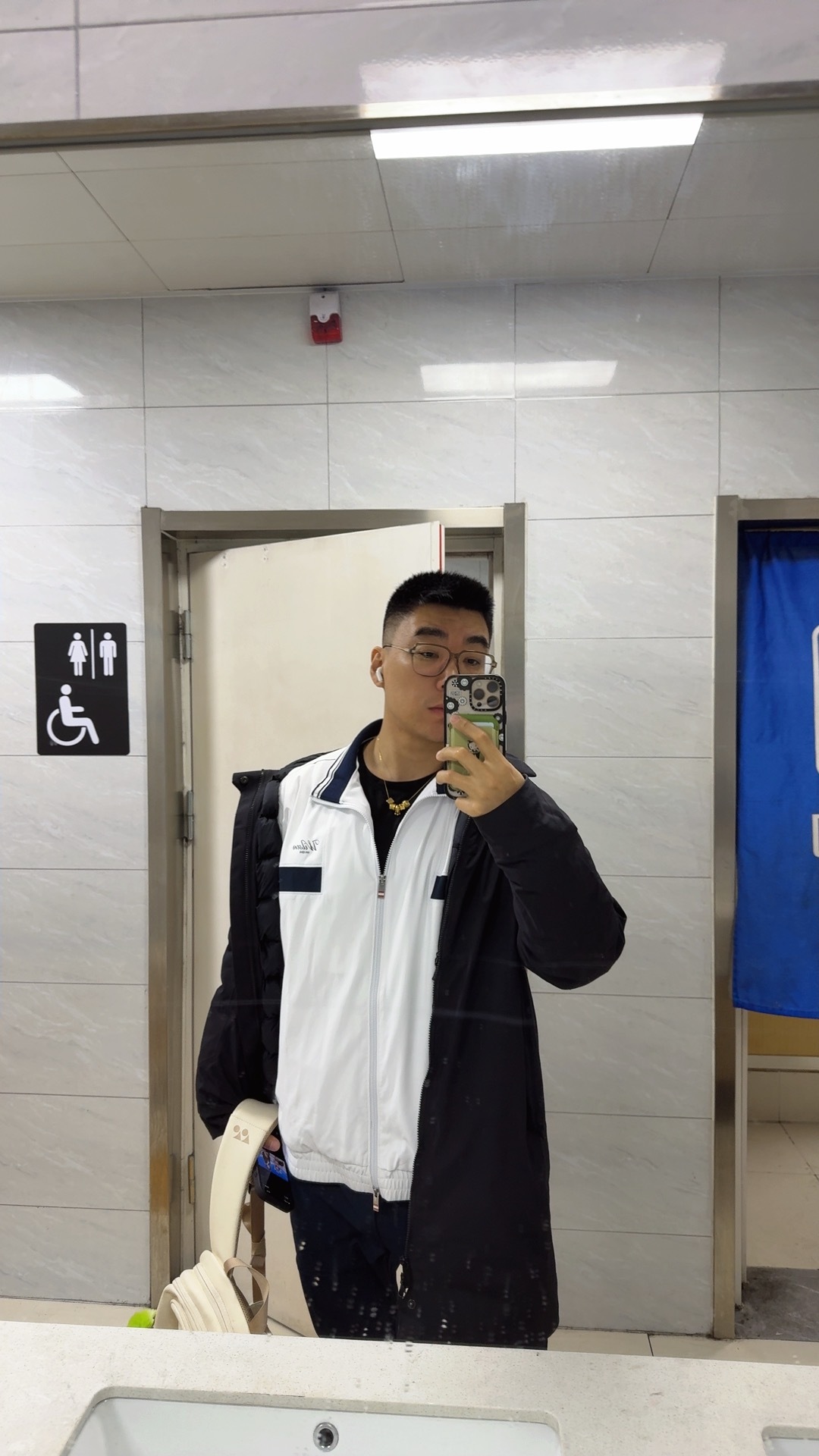 下雨后选择坐地铁出门，大家出门小心哦！ 