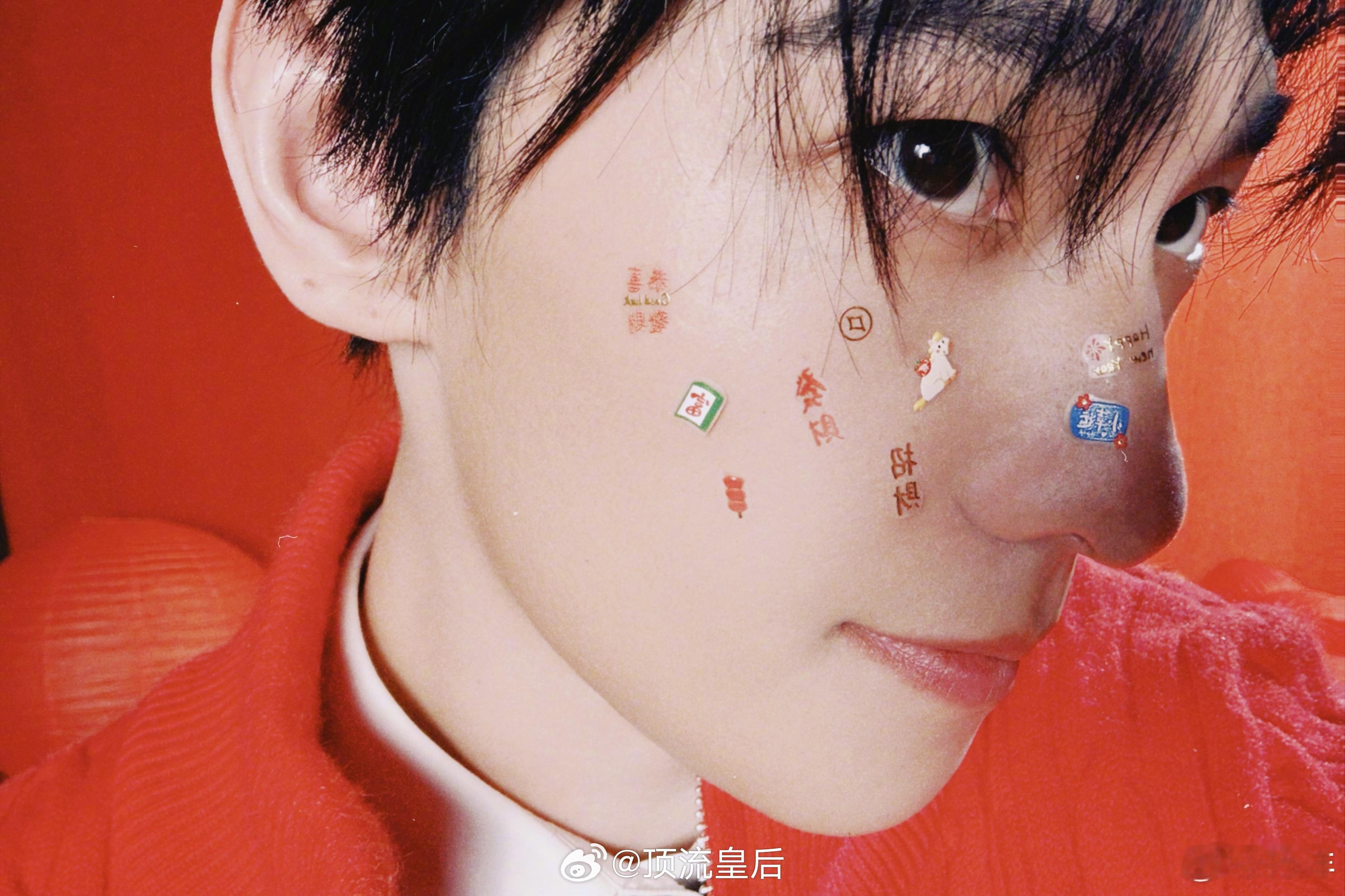 杨洋超近距离怼脸拍展示了什么叫建模脸，大帅哥新春快乐，马年大吉！