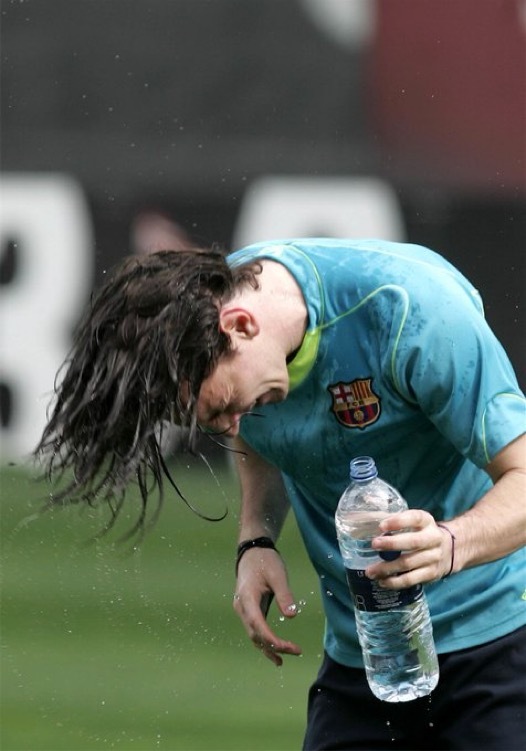 梅西[超话]  笑明亮，发飞扬[给你小心心]小羊的浓密羊毛打小就令人羡慕！[哈哈