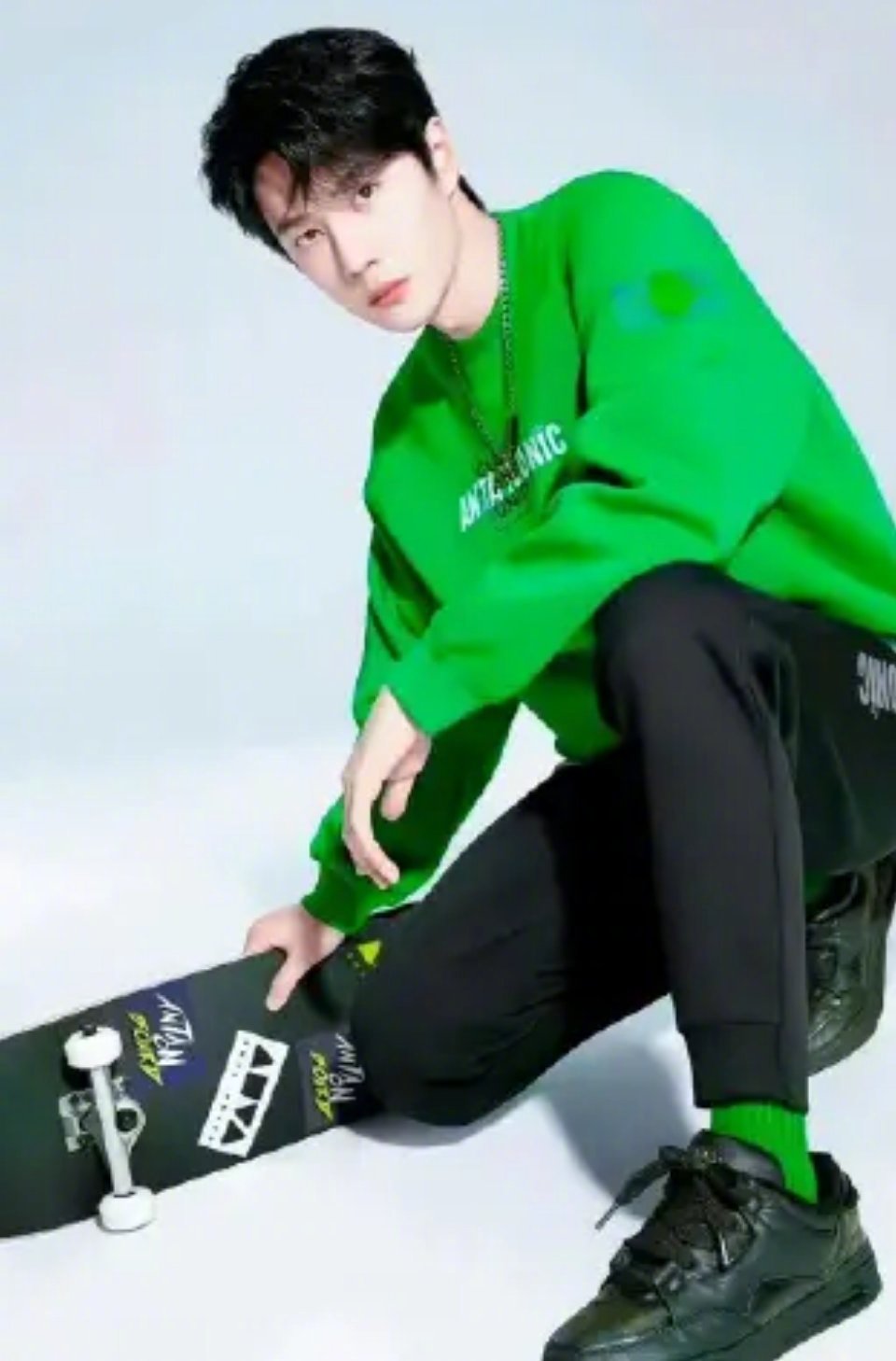 王一博乐华续约 这件事很多粉不理解！其实粉不能站在自己的角度去要求王一博怎么做，