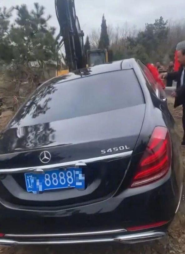 真百万奔驰埋土里陪葬？辽宁辽阳这波操作太离谱！
4月9日视频刷屏，4月10日通报