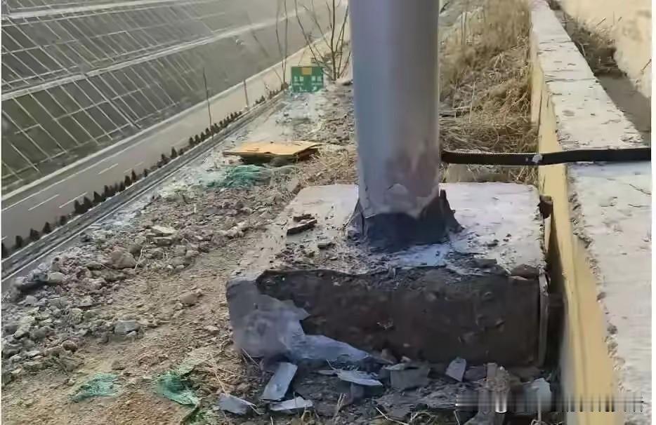 3个亿啊！不是小数，铺现金能铺满几条街，可它却变出了一堆一掰就碎的“豆腐渣”。唉